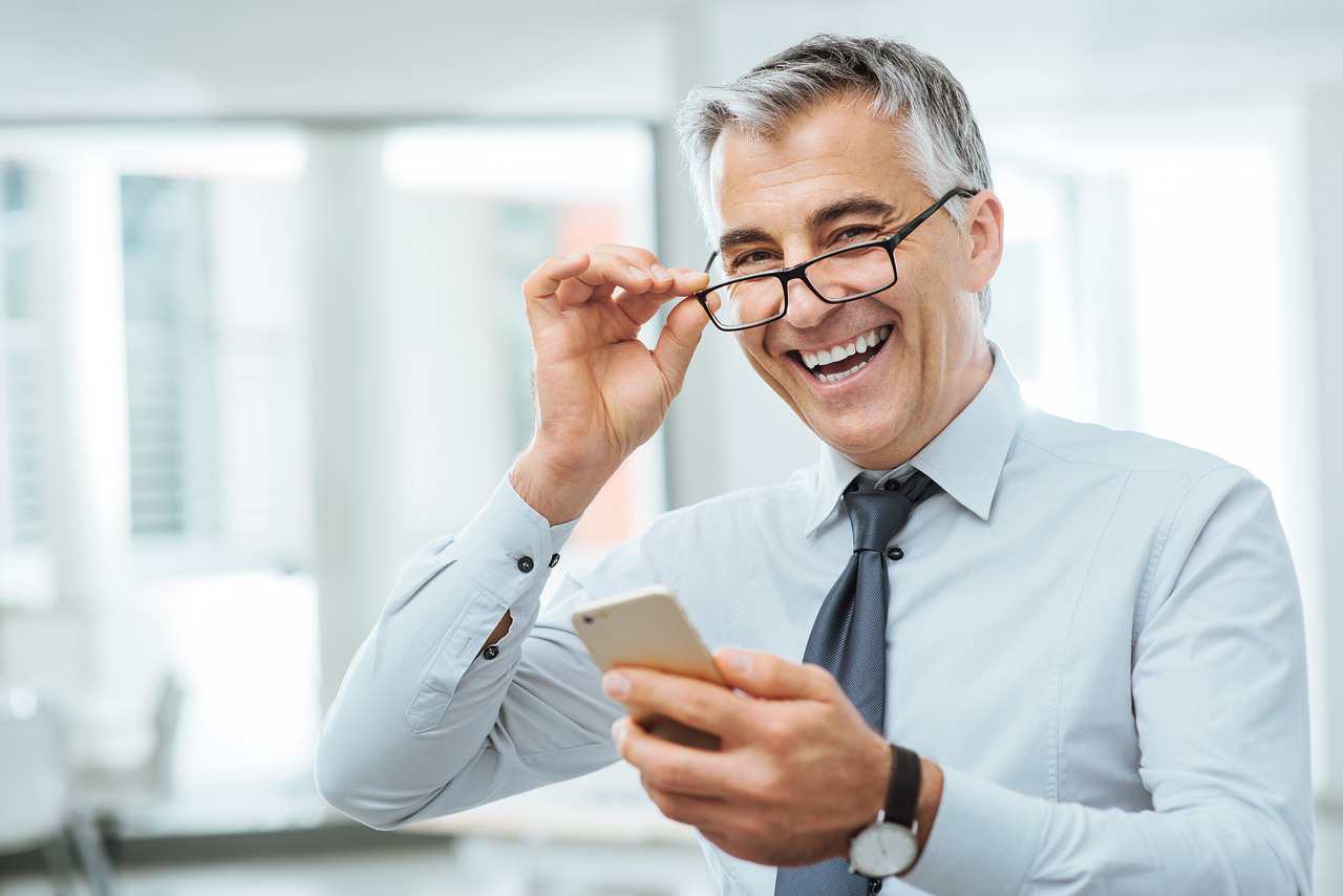 Profissional realizando avaliação física em cliente